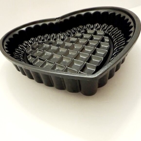 Nordic Ware Black Quilted Heart Baking Pan Aluminum 10 Cups - Picture 2 of 6